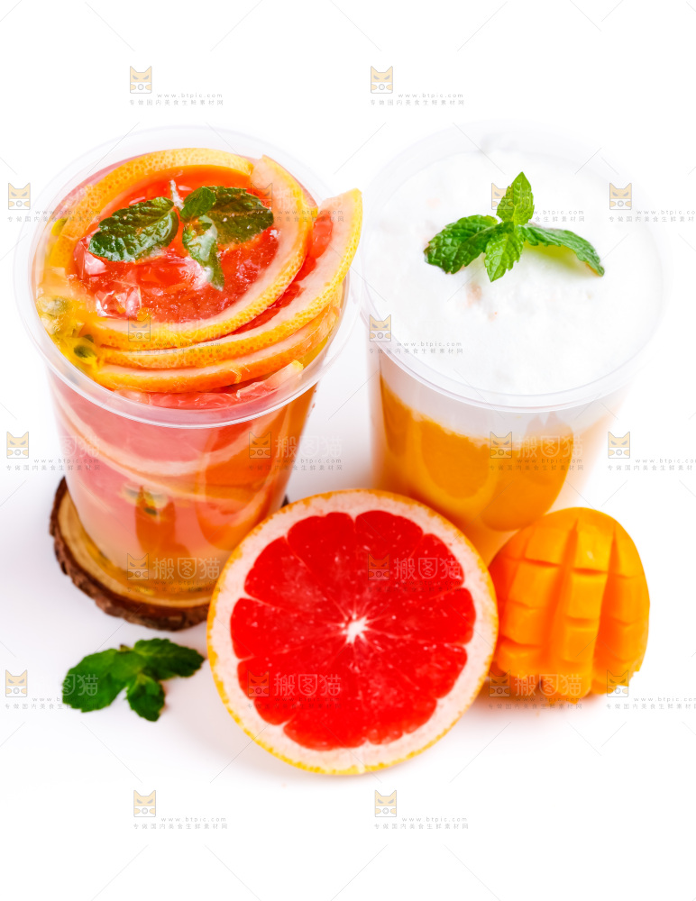 杯子里装芒果果汁和西柚果汁