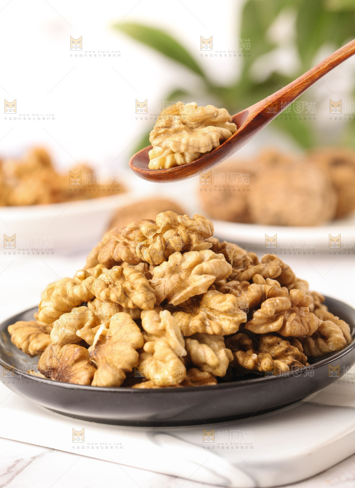 盘子里装着核桃