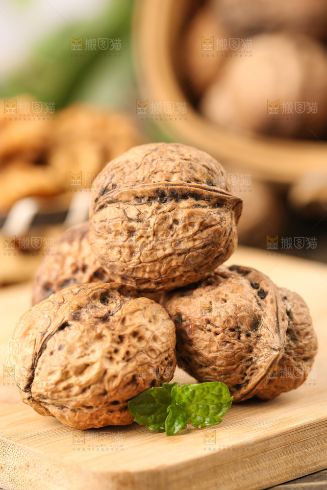 木底上摆放着大核桃