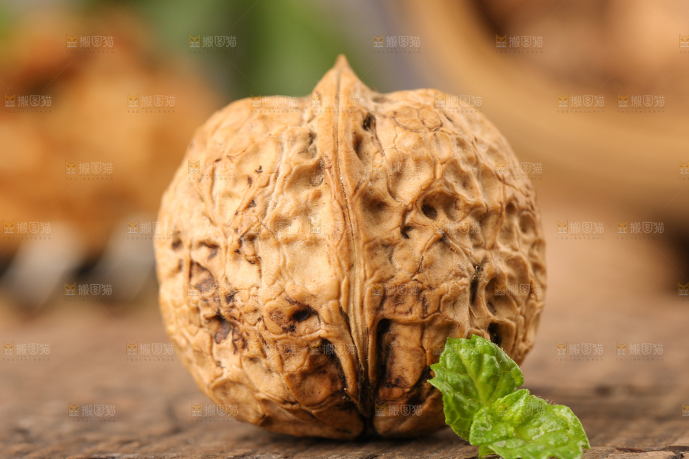 木底上摆放着大核桃