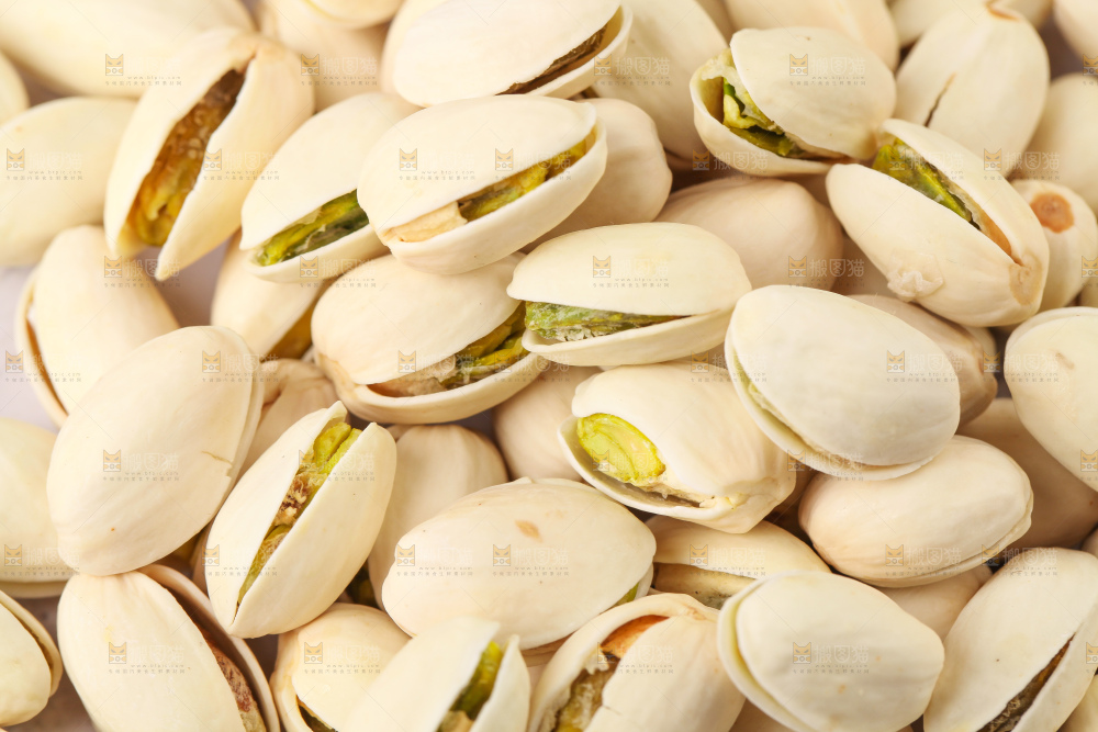 盘子里装着开心果