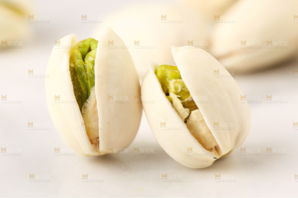 白底上放着开心果