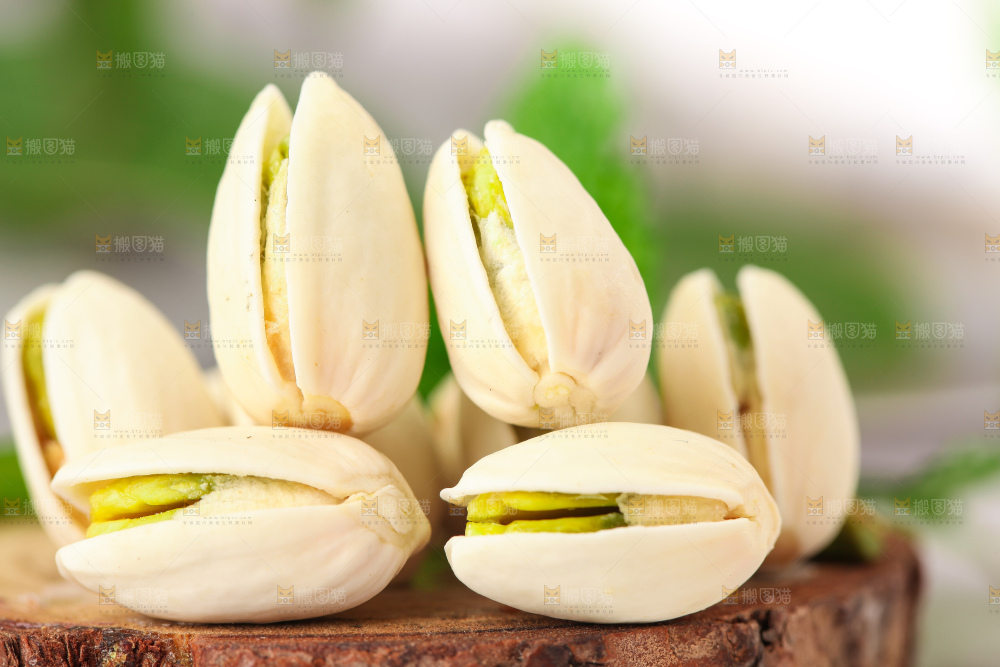 木底上放着开心果