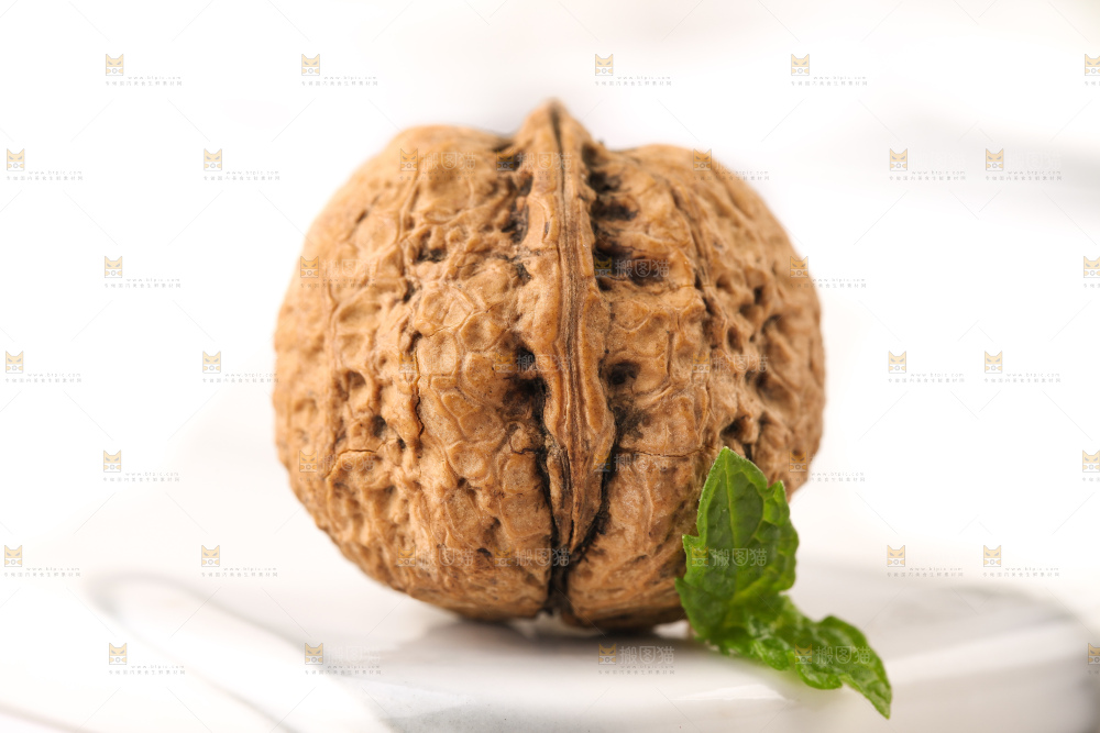 白底上放着核桃