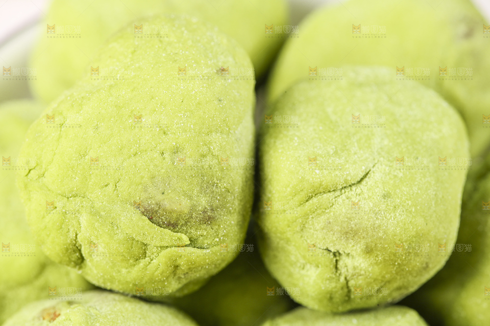 格子布上放着一碟抹茶味奶枣