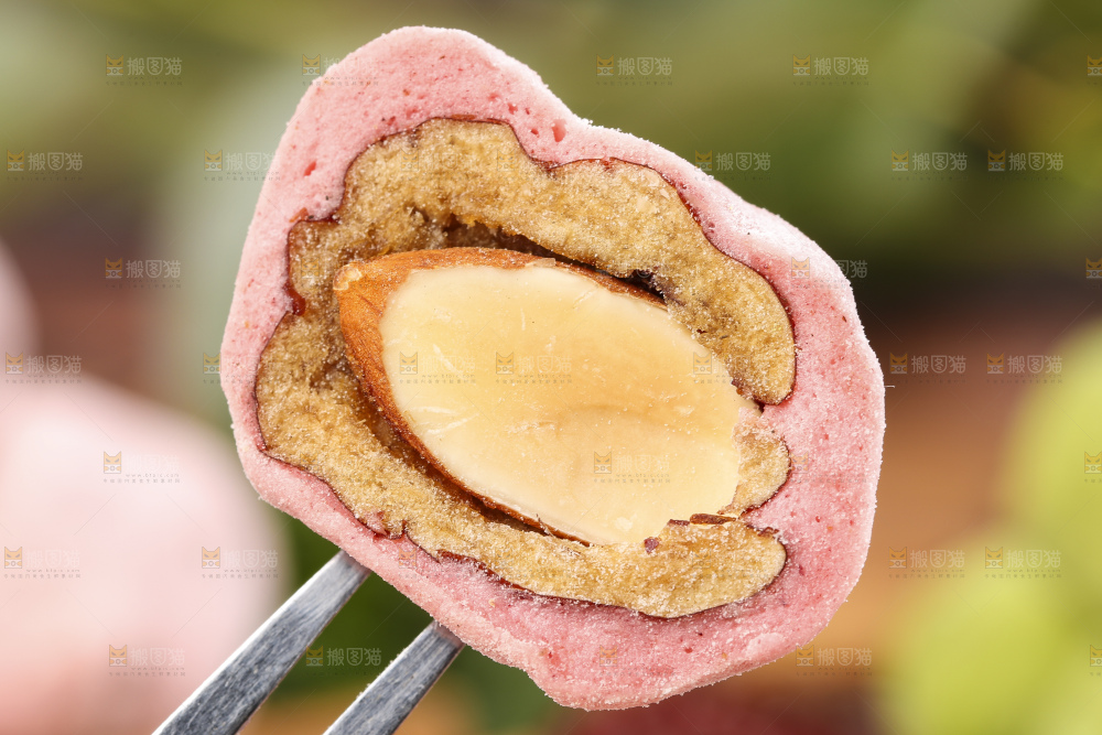 叉子叉着切开的草莓味奶枣