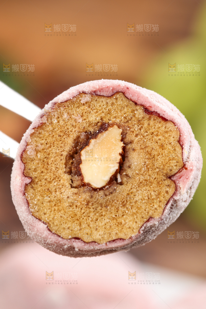 叉子叉着切开的草莓味奶枣