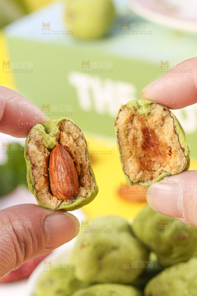手拿掰开的抹茶味奶枣