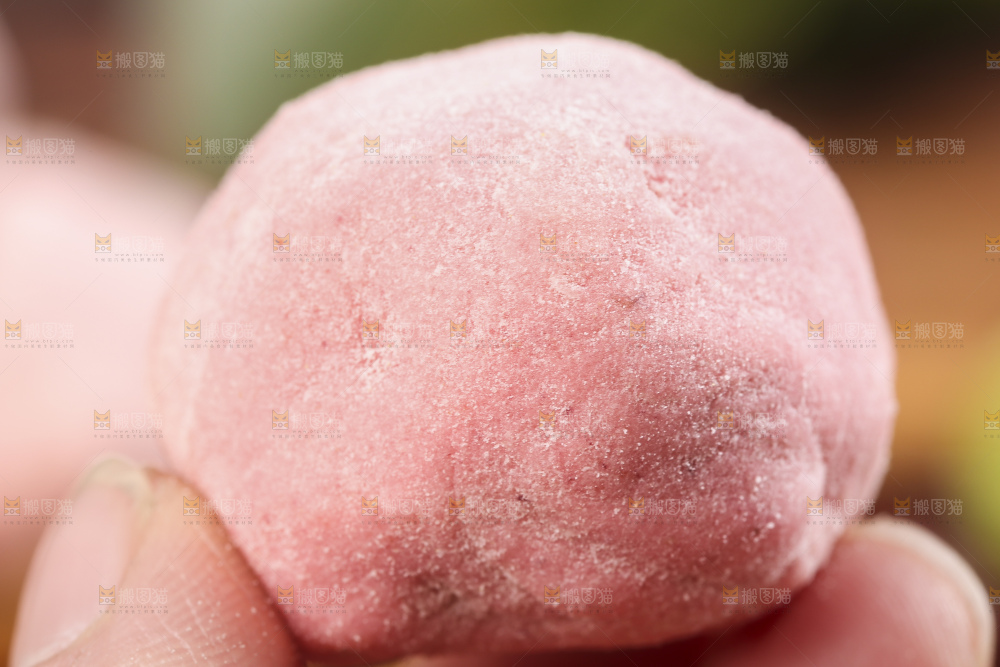 手拿草莓味奶枣