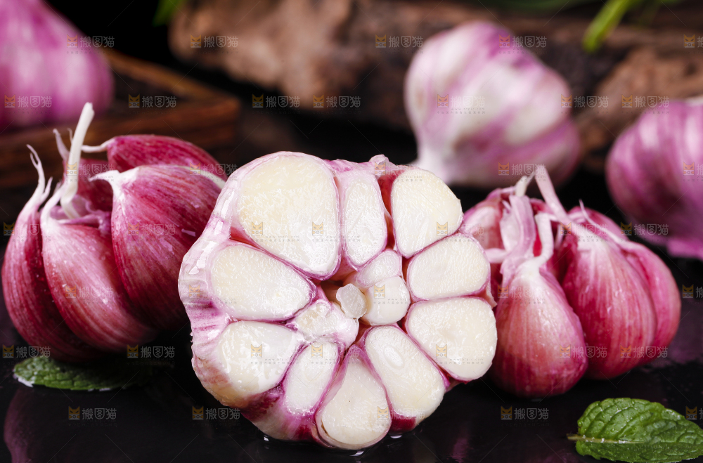 石板上放着新鲜云南紫皮多瓣蒜