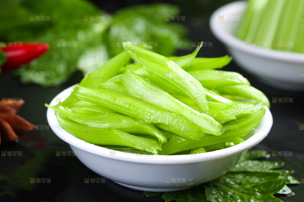 碟子装着切好的芹菜