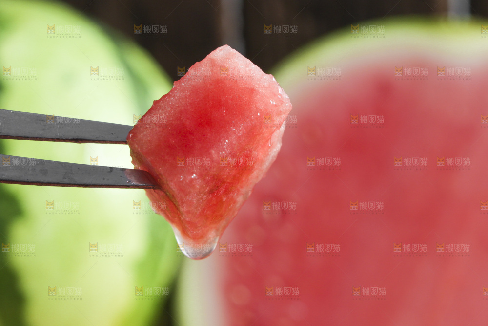 叉子叉着一块红心西瓜果肉