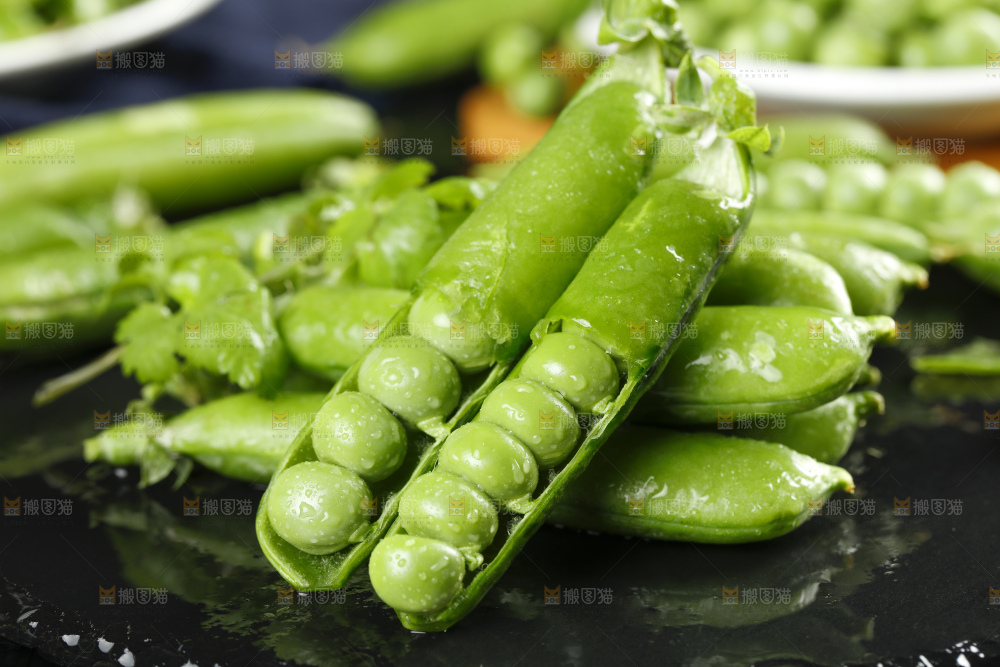 黑底上摆放着豌豆荚