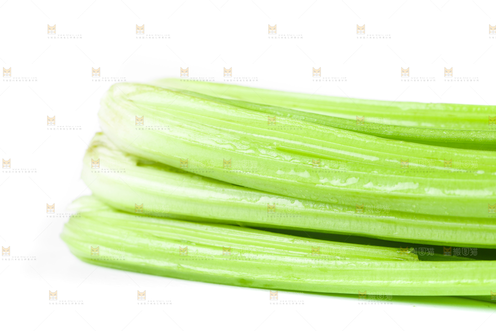 白底上放着新鲜芹菜