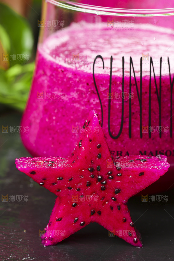 深底上放着红心火龙果果肉