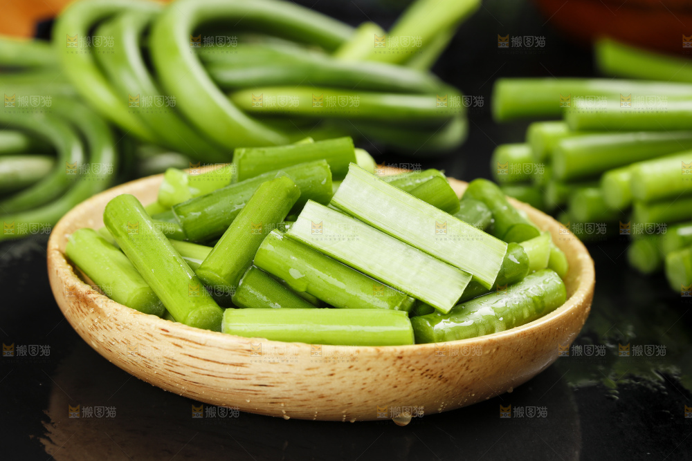 篮子里放着蒜苔