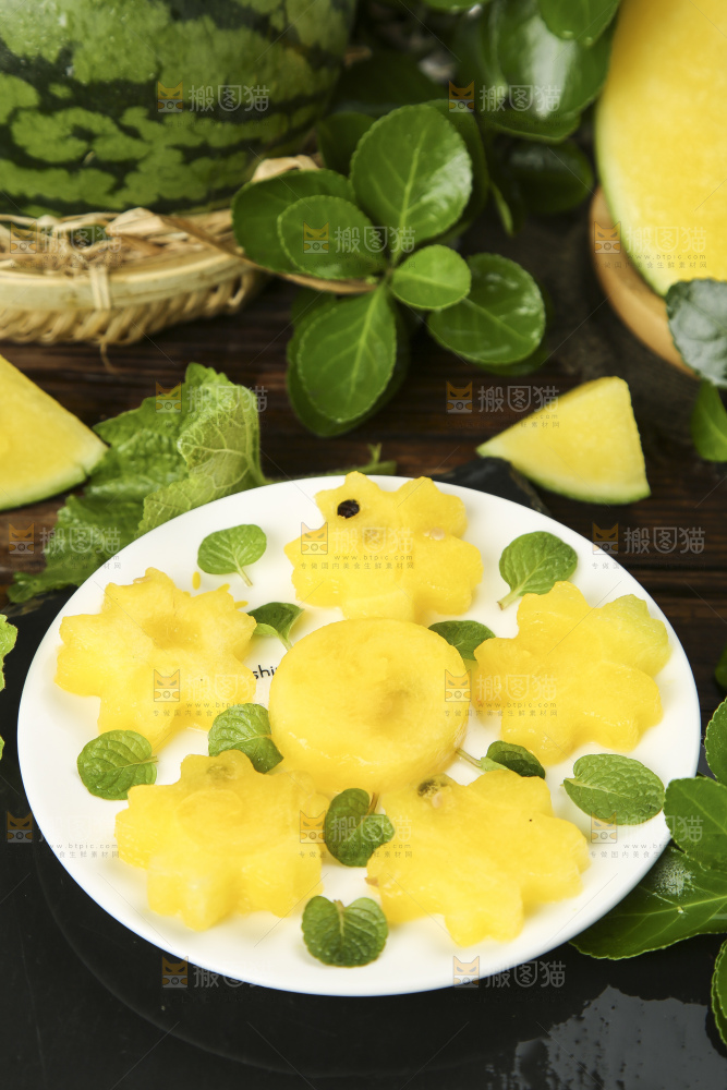 深底上放着切开的海南特小凤西瓜