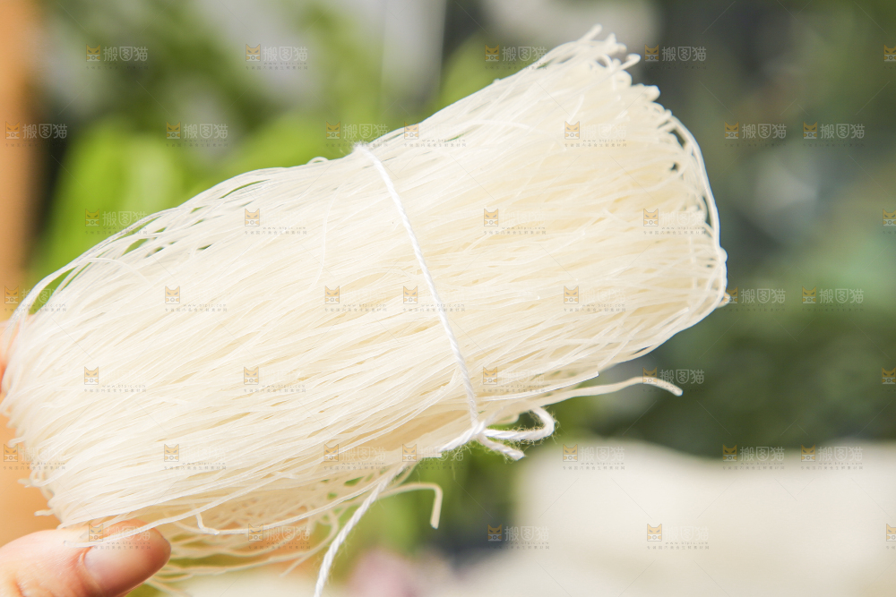 手里拿着江西粉丝