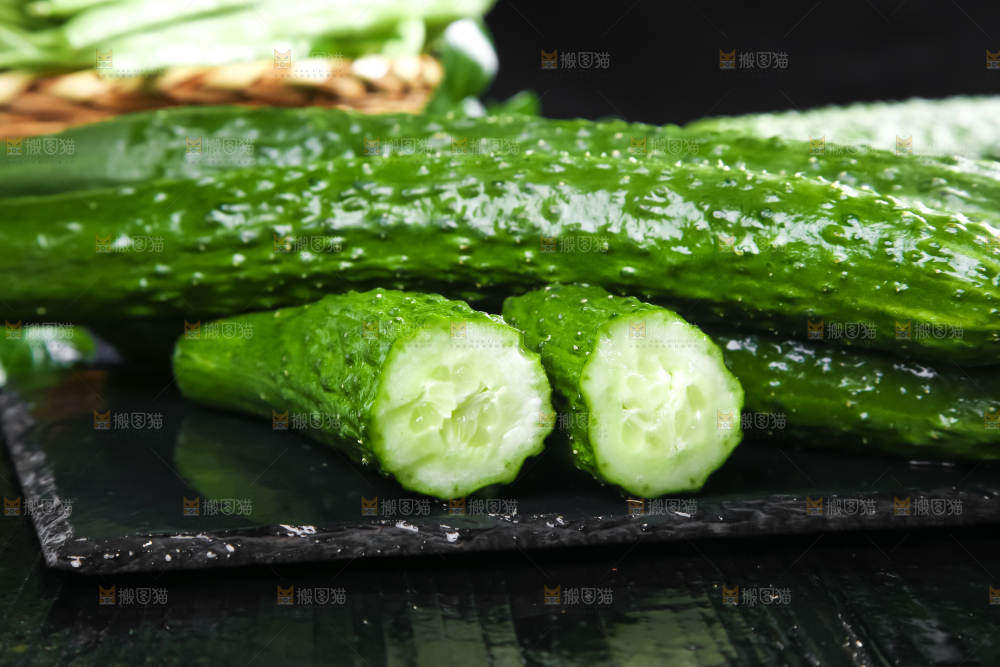黑底上放着切开的新鲜青瓜
