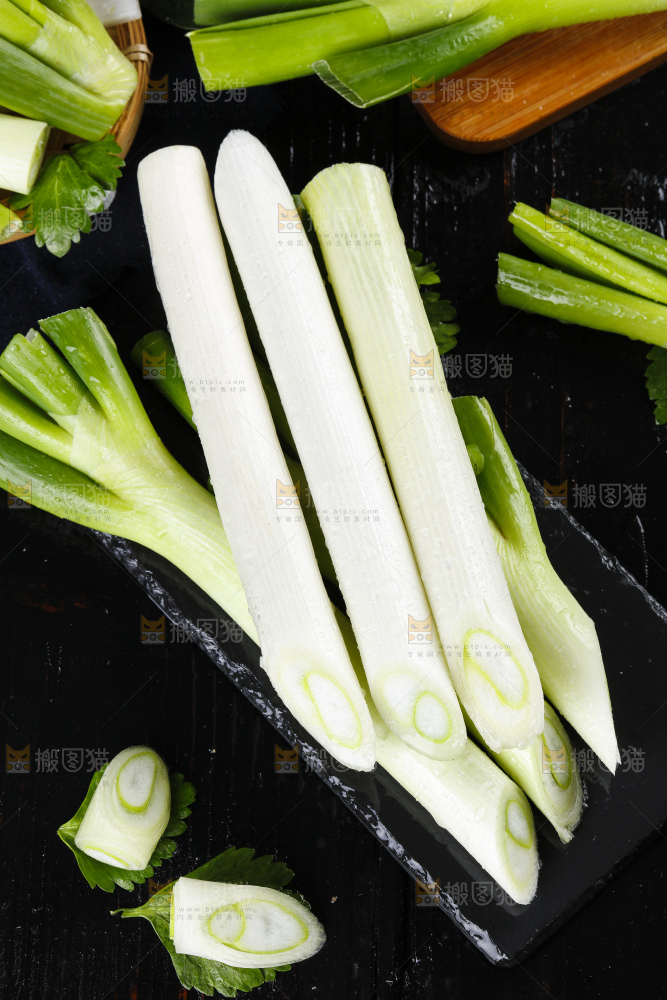 黑底上的新鲜大葱