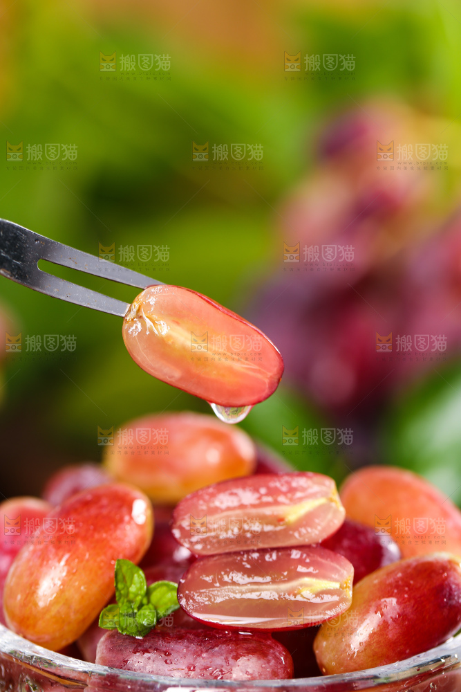 叉子插着切开的美人指葡萄