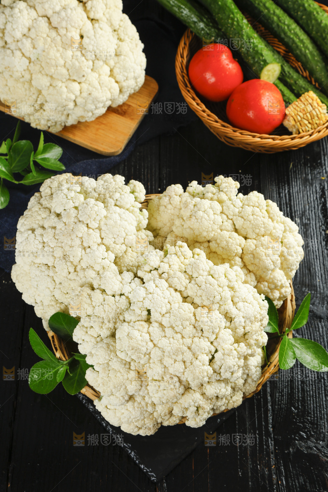 黑底上放着一筐新鲜花菜
