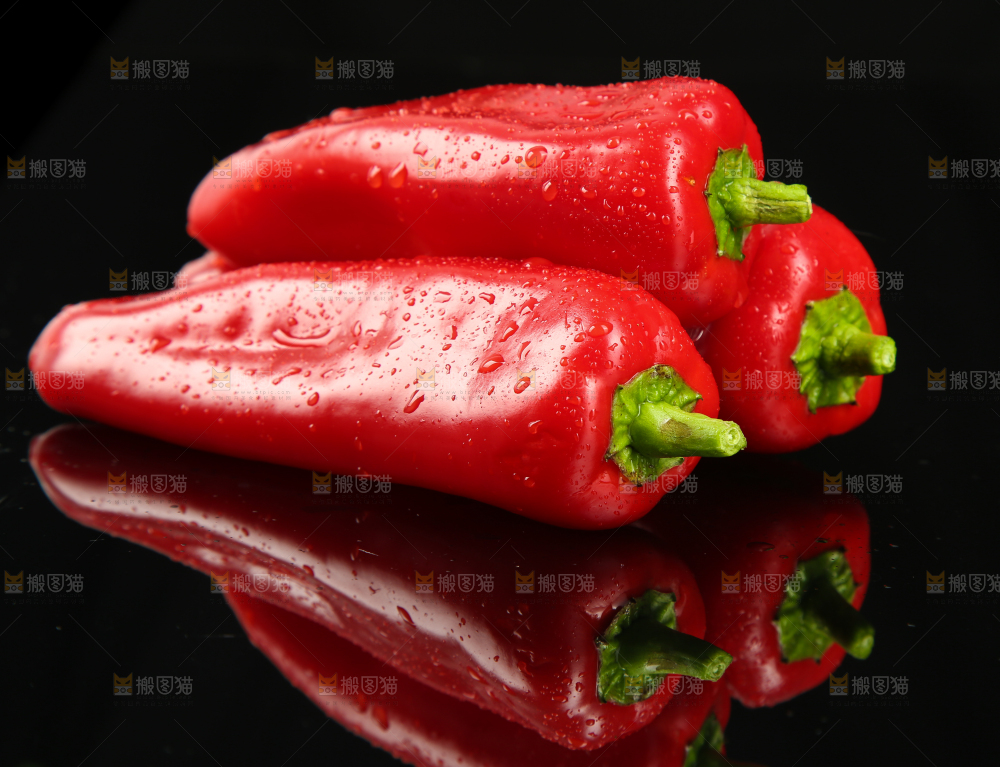 黑底上放着红菜椒