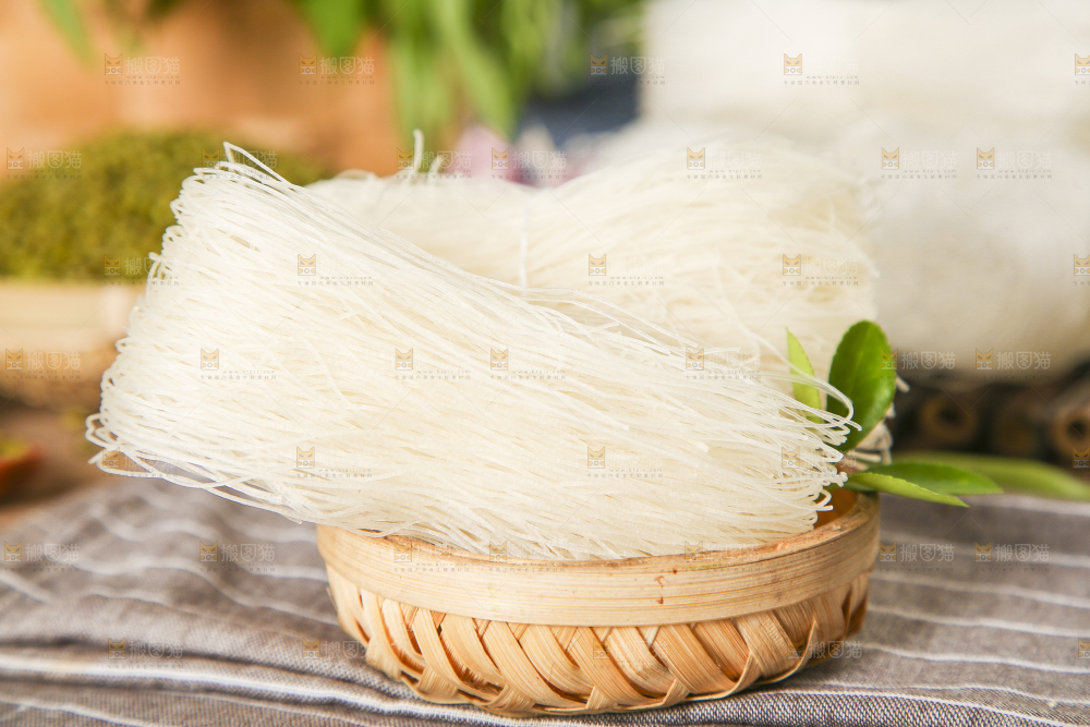 竹篮里放着江西粉丝