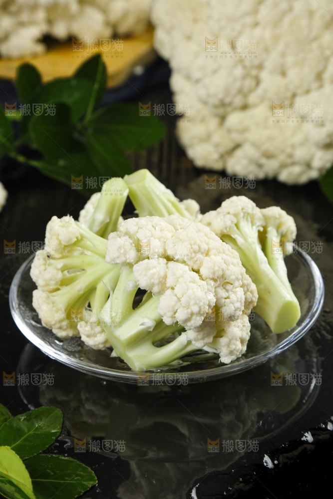 石板上放着切开的新鲜花菜