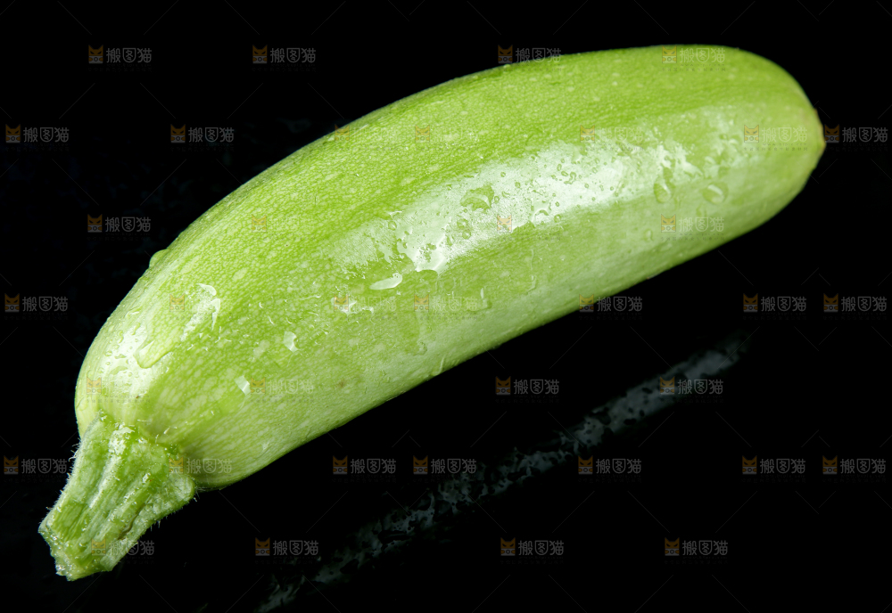 黑底上摆放着西葫芦