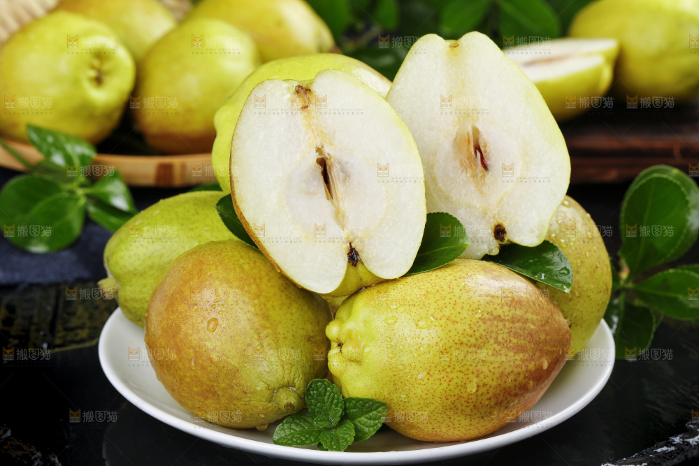 石板上放着一盘切开的小香梨