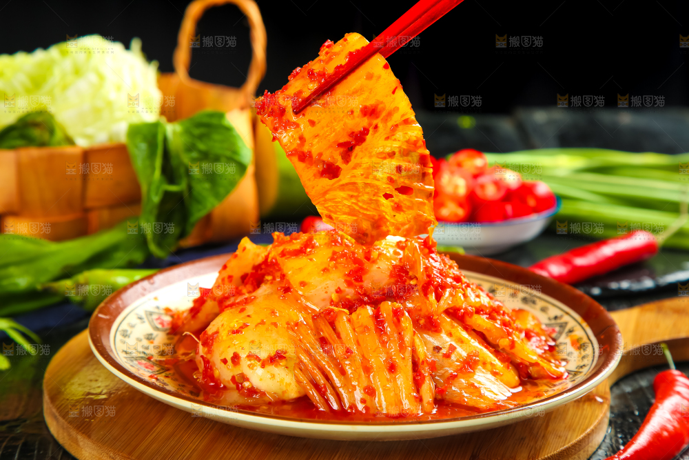 木底上放着一盘泡菜