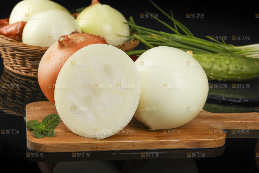 深底上放着切开的黄皮洋葱