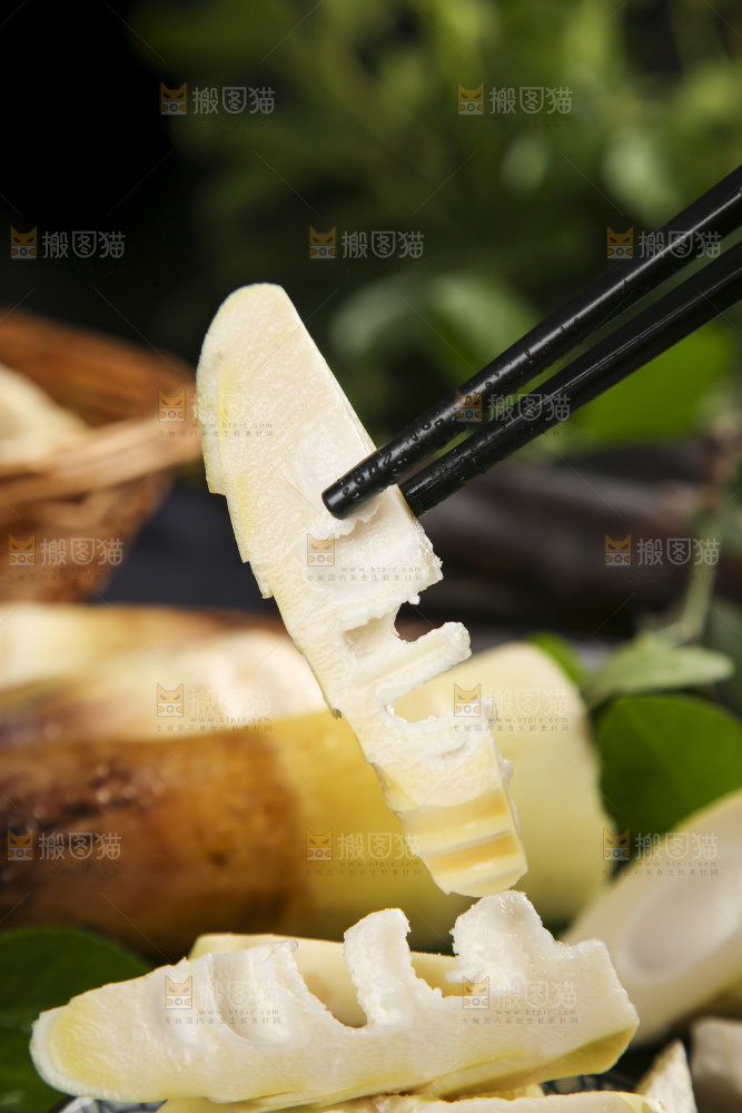 筷子夹着切开的春笋片