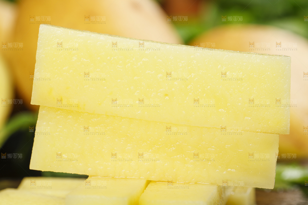 木底上摆着切好的土豆条