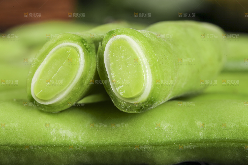 深底上放着新鲜兰花豆