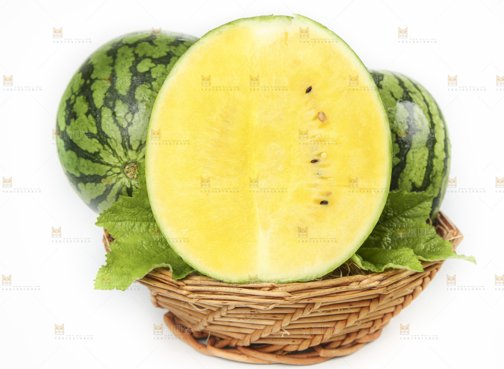 白底上放着切开的江苏特小凤西瓜