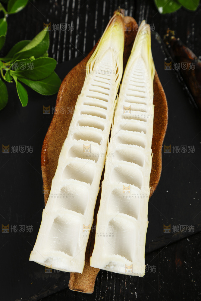 黑底上放着一盘切开的富阳春笋