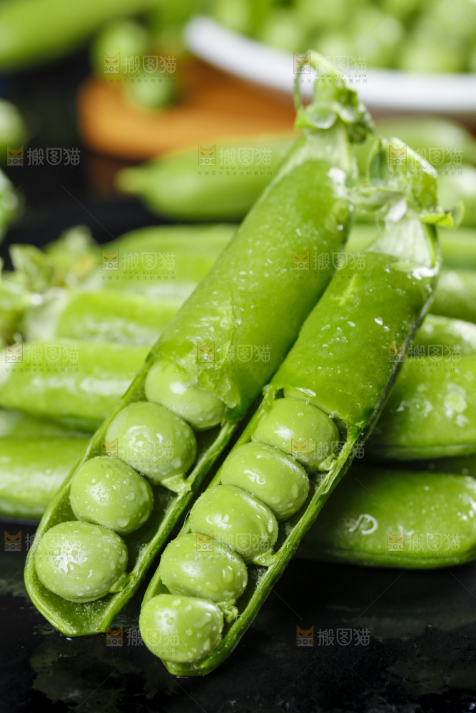 黑底上摆放着豌豆荚