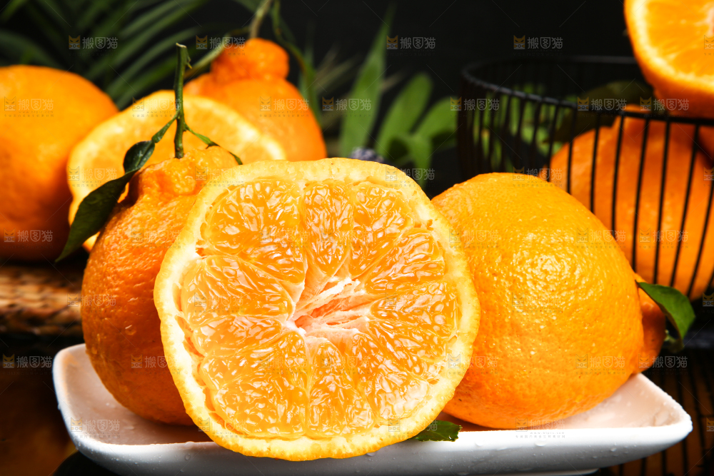 黑底上放着一盘不知火丑橘