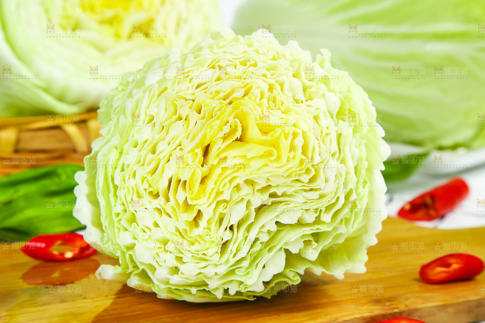 木底上放着新鲜大白菜