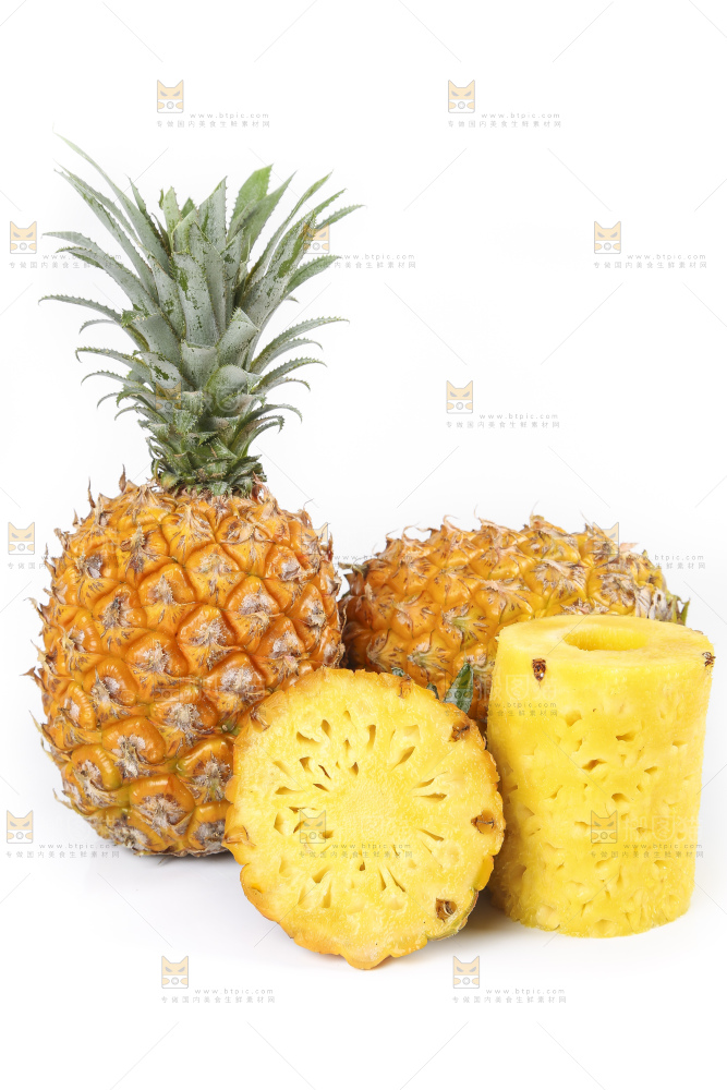 白底上放着切开的云南菠萝果肉