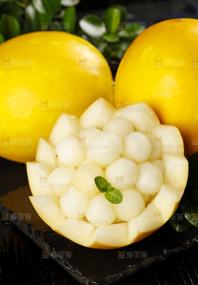 黑底上放着一碗黄金蜜瓜果肉