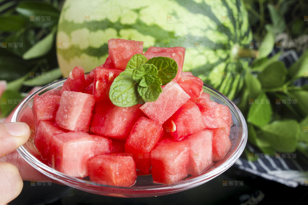 手拿一盘红心西瓜果肉