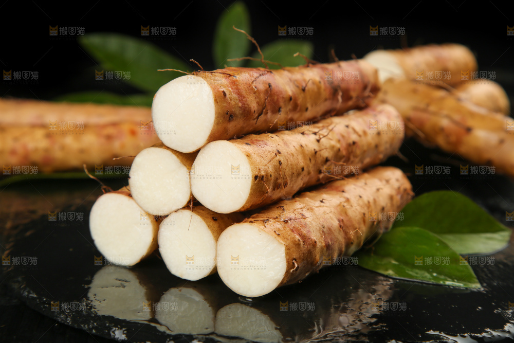 黑底上摆放着白山药