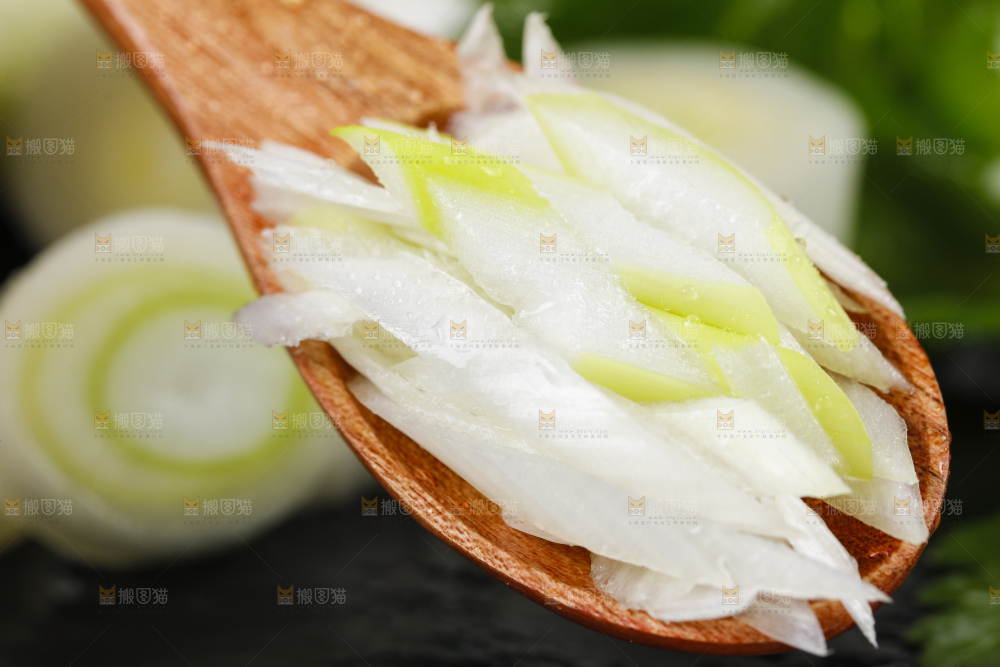 黑底上切开的葱