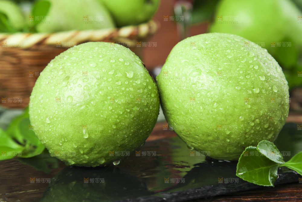 黑底上放着红心芭乐
