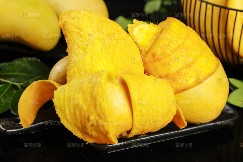 一盘剥皮的金煌芒放在黑石板上