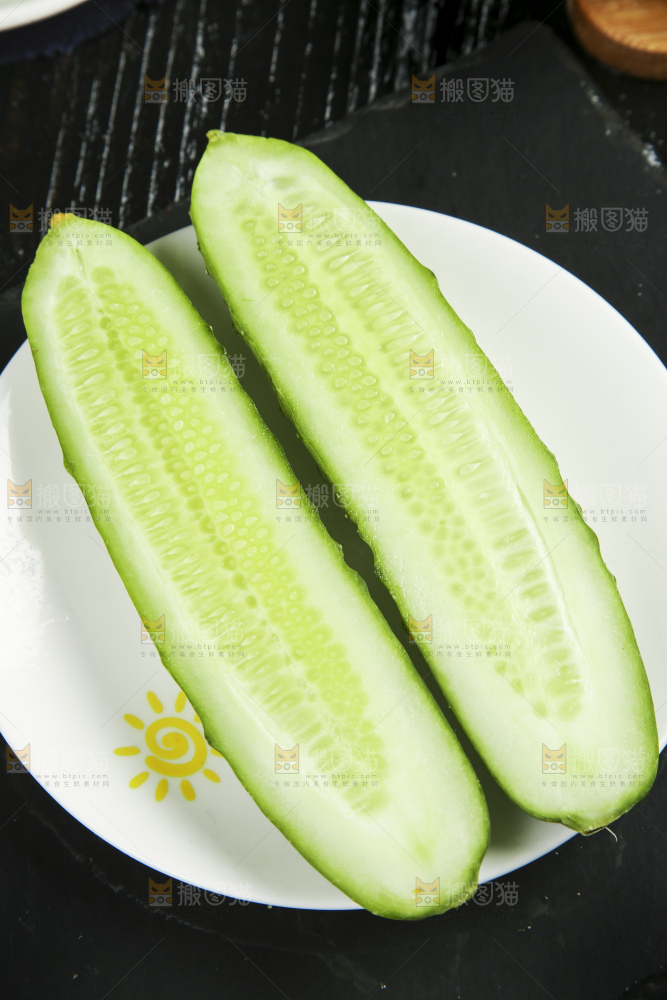 黑石板上放着一盘切开的山东旱黄瓜
