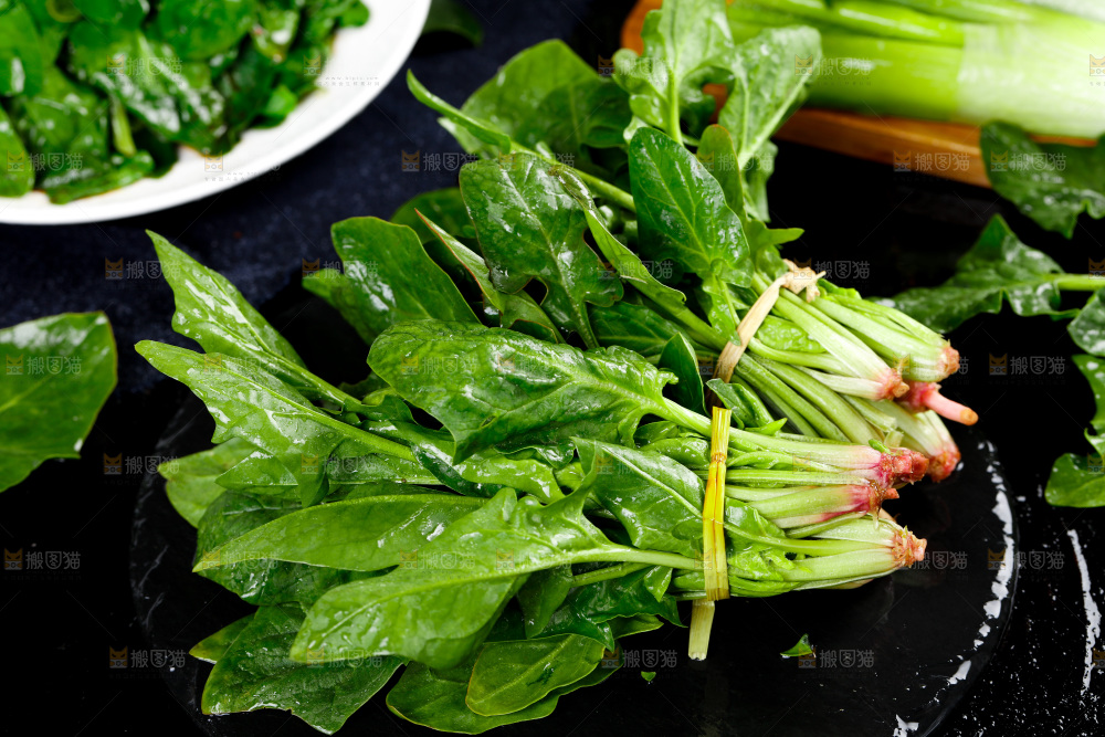 石板上的菠菜